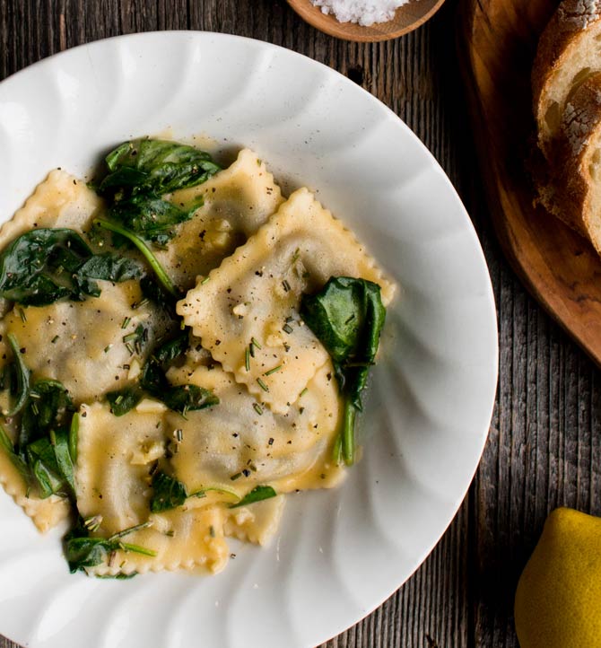 Creamy Garlic and Spinach Ravioli